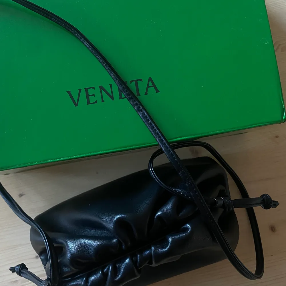Säljer min systers Bottega Veneta pouch . Väskan är en replica och riktigt bra kvalite och i skinn. Endast använd 1 gång. Kommer med dustbag och box. köptes för 1500kr. Accessoarer.