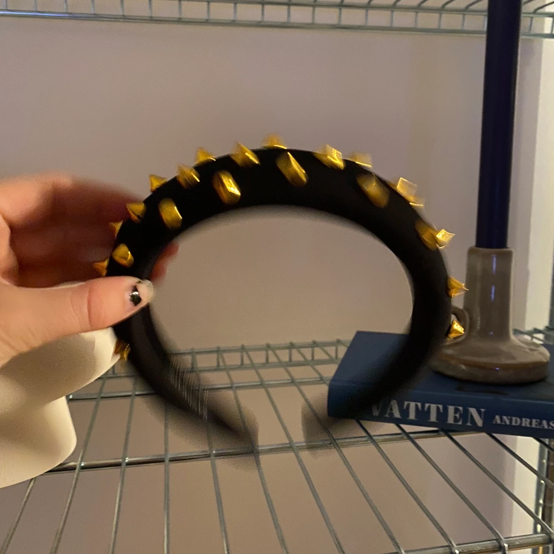 Hårband med guld knoppar på - 91