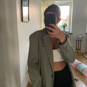 Bianca x Nelly blazer - Säljer min älskade blazer från Biancas förra släpp med Nelly. Superfin färg nu till hösten😍 storleken är 36 men jag upplever den som en 38 då den är oversized. Ser ut som helt ny. Pris: 240kr exklusive frakt 