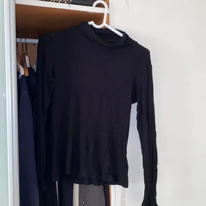 Polotröja - Säljer denna fina polotröja köpt på Gina Tricot. Tröjan är i nyskick. Säljer den för att jag inte får någon användning för den. Perfekt för hösten/vintern🤍