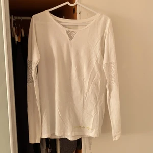 Tröja - Säljer min fina tröja från märket GUESS. Tröjan är i nyskick och köpt för 480. Passar till allt🤍