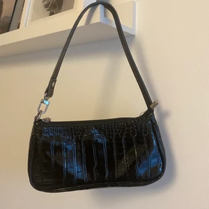 Jättesnygg väska!!!💓💓🤩🤪 - Jättesnygg väska som jag säljer då den inte kommer till användning. Väskan är aldrig använd och är i bra skick!!💓💓