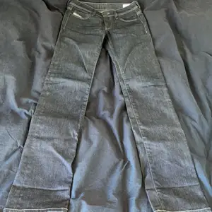 Coola jeans från diesel industry , aldrig använda i storlek 26 som midjemått och 32 i längdmått. Köpta på stadsmissionen.