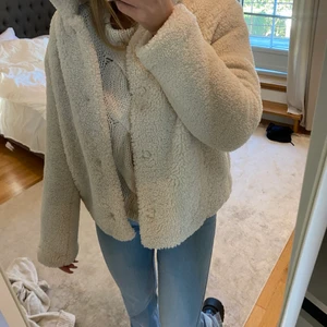 Teddyjacka - Mysig och varm teddyjacka köpt i Milano för 2 år sen men knappt använd! 