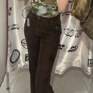 Lee byxor - Jättefina Manchester byxor , helt nytt skick aldrig använda . I storlek 29-31. Köpta på humana.