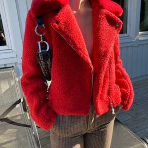 Teddyjacka IVYREVEL - Helt oanvänd!!❤️‍🔥 Röd jacka i teddy från IVYREVEL, storlek 36. Nypris 1200kr.