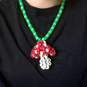 Svamphalsband  - Hemmagjort svamphalsband av pärlor. Köparen står för frakten❤️