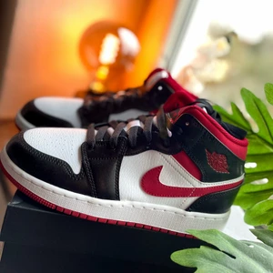 Jordan Gym reds - Knappt använda. Äkta Jordan Gym reds i storlek 37,5eu.                                  Pris: 1400kr.                                                                                 Bara att skriva om ni har några frågor eller behöver fler bilder!💞                                                                                    Kan fraktas spårbart för 99kr, eller försäkrat spårbart för 184kr!💞