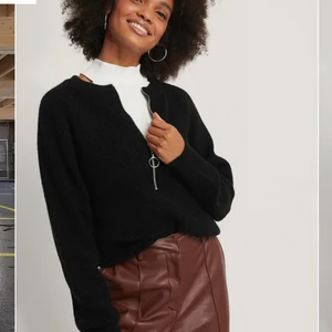 Half zip - Säljer min svarta halfzip ifrån nakd. I princip oanvänd💗