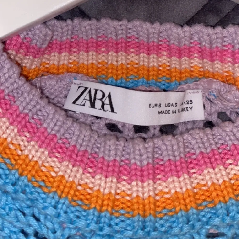 SÅÅÅÅ snygg färgglad väst från Zara, aldrig använd så i fint skick 💞. Stickat.