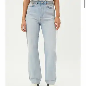 säljer mina weekday jeans i modellen rowe🤍i storlek 26/32 = midja å längd! passar som en 34/36 ungefär🤍org pris är 500kr, mitt pris blir 200kr + frakt! skriv för fler bilder