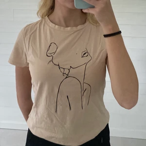 Make Way T-shirt  - En fin ljus beige T-shirt från Make Way. En välbehållen och knappt använd T-shirt. Storlek:S ⭐️ (köpare står för eventuella fraktkostnader)