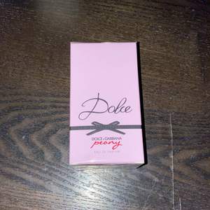 Säljer denna nya Dolce Gabbana parfym som jag fått i present, säljer den eftersom att jag redan har så mycket parfymer. Den är 50 ml 