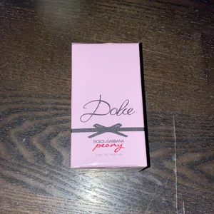 Dolce Gabbana Parfym  - Säljer denna nya Dolce Gabbana parfym som jag fått i present, säljer den eftersom att jag redan har så mycket parfymer. Den är 50 ml 