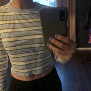 Zara tröja - Säljer denna jättefina tröja från zara som jag älskar men som tyvärr inte kommer till användning😩har inte använt mycket alls och den är i super bra kvalitet. De är strl M men sitter perfekt på som är S💕 nypris:229kr säljer för 180kr❤️ +frakt 57kr❤️💞