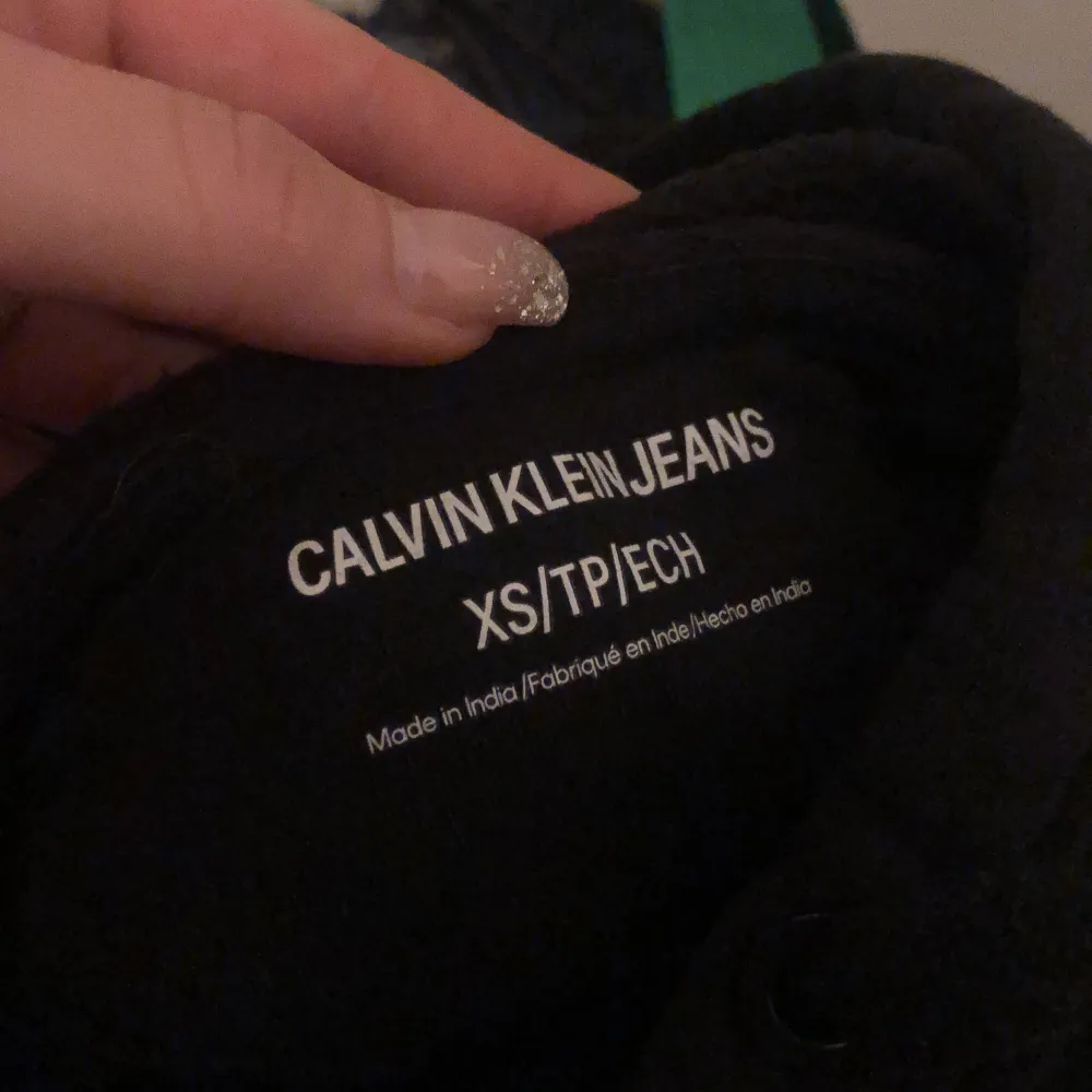 Hoodie ifrån Calvin klein 🤍 köparen står för frakt. Använd några få enstaka gånger . Hoodies.