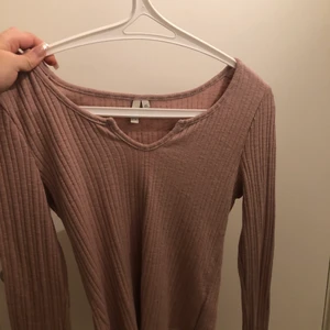 Topp  - Rosa topp ifrån Nelly 🤍 Har aldrig använt, den är i väldigt skönt material med en fin uringning i mitten. Köparen står för frakt 🤍 Nypris 299 kr