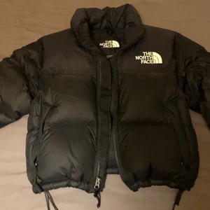 The north face jacka  - Säljer min fina the north face jacka, eftersom den kommer aldrig till användning. Har använt den ungefär Max 5 gånger.Den är i storlek S i dammodell.Köpte den för 2550kr.💞