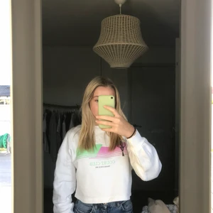 Sweatshirt från gina tricot  - Säljer denna sweatshirt från Gina tricot💕 använd ett fåtal gånger, säljer då den inte kommer till användning. Köparen står för frakt