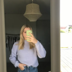Stickad tröja - Säljer denna lila stickade tröja💗 då den inte kommer till användning. Köparen står för frakt
