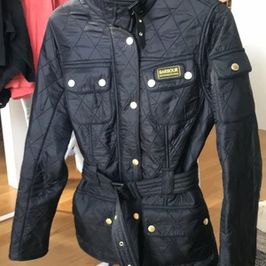  barbour jacka vit och svart  - Svart Barbour ”vinterjacka” stl: 34 använd fåtal gånger säljer pga har många liknande så den kommer inte till användning. Pris: 800   Vit barbour ”regnjacka” stl:34 använd fåtal gånger pris: 500 köper man båda får man dem för 1000