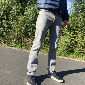 Levis 511 - Ljusgråa Levis 511 storlek 30x34 i fint skick. Pris kan diskuteras. Kontakta för flera bilder.