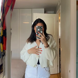 Kofta - Säljer denna stickade vita koftan från HM, är relativ ny (köptes i somras) så den är i fin skick🧸🤍🧸🤍 perfekt inför hösten