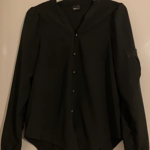 Svart skjorta  - Svart skjorta med guld detaljer har kommit till användning väldigt få frakt tillkommer 