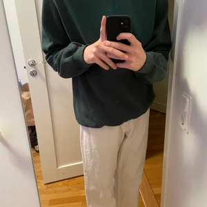 Grön Sweatshirt - Säljer min nästintill oanvända sweatshirt från H&M. Den är i superbra skick och är assnygg.
