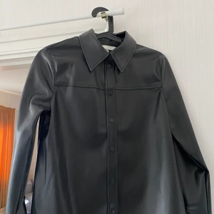 Skinnskjorta - Skjorta i skinn från H&M, aldrig använd. Storlek 36. 