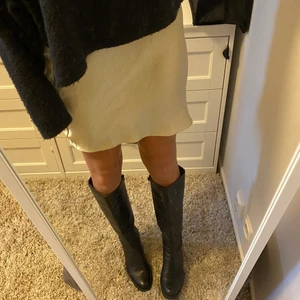 Svarta Skinnboots - Svarta höga boots/stövlar med klack! I använt skick, lite slitningar på insidan, men ser jättebra ut på utsidan! Skorna är i skinn från märket CC. 