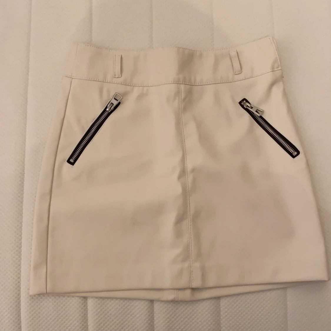 Vit läderkjol från Bershka strlk S