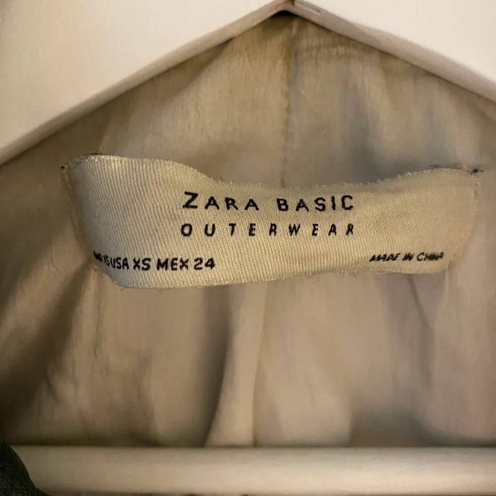 Mörkgrön skinnjacka från Zara i strl. XS (tajt passform).  Nyskick💞 Finns tillhörande vitt ludd att fästa på kragen. Jackor.