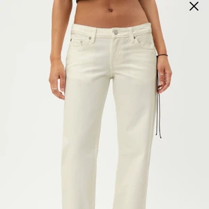 Lågmidjade jeans - De populära slutsålda weekday jeansen, lågmidjade och vita. Storlek 25-26/30. Bara använda en gång. Buda❤️ 