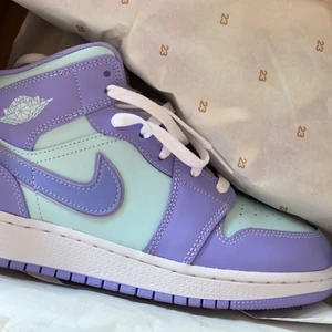 Jordan 1 purple aqua - Säljer mina super fina Jordan 1 purple aqua då det knappt kommit till användning. Använda 2 gånger och är i nyskick. Det är storlek 40 men har CREASE SHIELD vilket gör de ungefär en storlek mindre. ( jag har vanligtvis 39 på skor). Har köpt de från Pardon My Kicks i Göteborg, har även kvar kvitto och lådan. Köpta för 2400kr. Pris kan diskuteras vid snabb affär