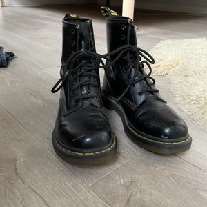 Dr. Martens - Säljer ett par svarta låga dr martens. Storlek 37-38, kunden står för frakten💕💕