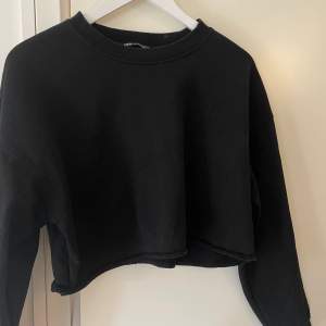En svart tröj från Zara som är som ny,kommer ej till användning 