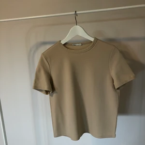 NLY topp - Beige topp från Nelly Trend, strl S. Sitter ganska tajt så hade passat XS också! Endast använd en gång så den är i nyskick!