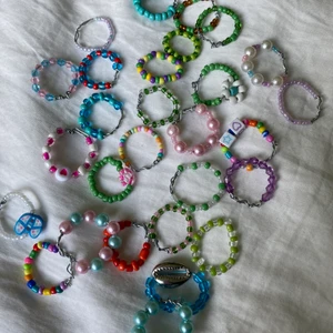 Färgglada smycken - Säljer nu massvis med pärlade smycken! Ringar 15kr (5 för 50kr) Armband 30kr (2 för 50kr) Halsband 50kr 