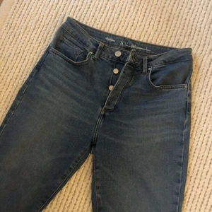 Jeans från BikBok - Superfina jeans i storlek S från BikBok 🥰 Använda endast ett fåtal gånger, i nyskick! Själv klippt upp dem så att de är perfekt längd för mig som är 1.69 cm. Säljer då de tyvärr inte kommer till användning. Väldigt stretchiga! 