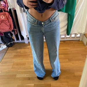 Lågmidjade jeans  - Säljer dessa superfina lågmidjade jeans från weekday pågrund av att dom tyvärr inte kommer till användning. Använda typ 3 gånger så väldigt bra skick. Pris kan disskuteras💕 köptes för 600