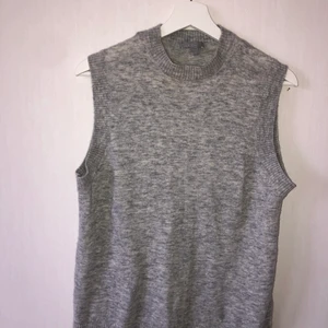 Stickad väst  - Använd 2 gånger, 32% ull så perfekt för hösten💕. Sitter väldigt fint med en vit skjorta under! Storlek M men skulle nog passa på S också. Från märket COS.