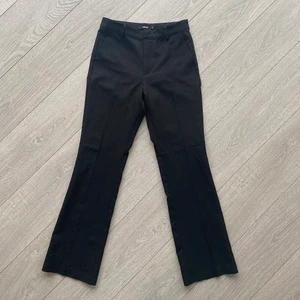 Kostymbyxor  - Säljer ett par kostymbyxor i strl 38, skulle dock säga att de sitter mer som 36. Fint skick! Köpare står för frakt!🖤