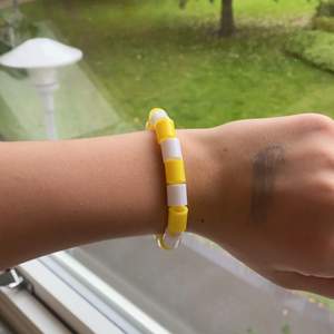 Hemmagjort gult vitt armband ❤️ jätte fint❤️