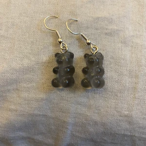 Gummibjörnar❤️ - Gråa gummibjörnar.Är super fina och har silver krokar.
