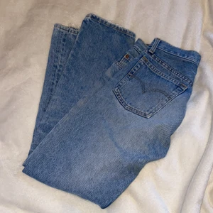 Lågmidjade Levis jeans! - Säljer ett par sjukt fina lågmidjade levis jeans i storlek 34/36, rak modell BUD PÅ 300.  