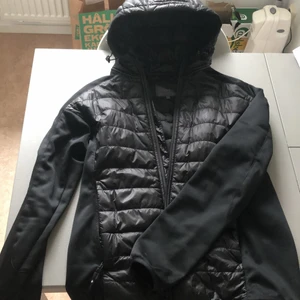 Cross|sportswear Jacka - Fin jacka köpt för 1 år sen, ganska tunn så går utmärkt att använda till träning. Använd ett par gånger men inga skador eller dylikt. Storlek M.