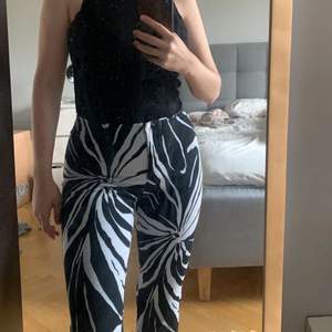 A cool high waisted zebra print pants with flared bottoms. The size is 36. I can also deliver the pants!