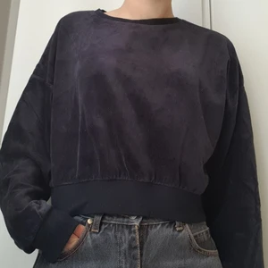 Sweatshirt - Jättemysig croppad sweatshirt från BikBok. Lite oklar färg men typ svart/skiftar till grått. Strl. M. Fint skick. Skriv om du har fler frågor :-)