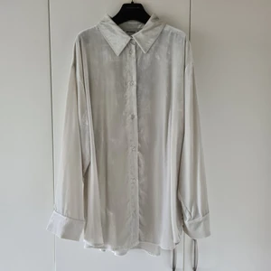 WEEKDAY Shirt - Helt oanvänd shorta i sammet från Weekday. Storlek L, lite oversized, superbekväm. 